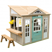 Загородный дом с кухней с садовым инвентарем